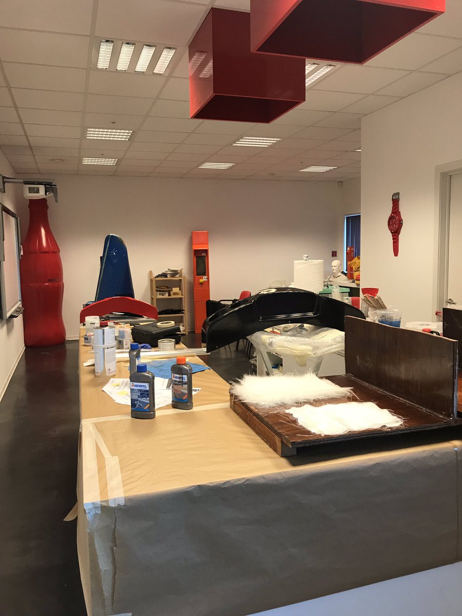 Vandaag is het “bootloversdag”  we leren liefhebbers van boten  hoe ze met onze producten hun boot kunnen herstellen en onderhouden.