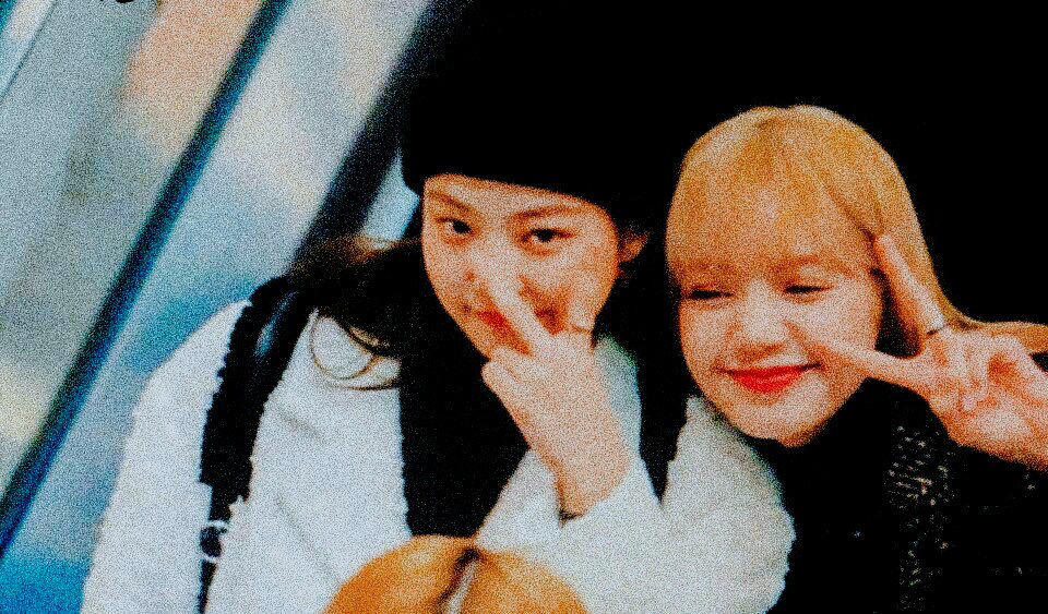 i know the blackpink selca day is not today, but i love this picture, so i don't wait any longer.
#balckpink #lisa #jennie #jenlisa #withmybestie