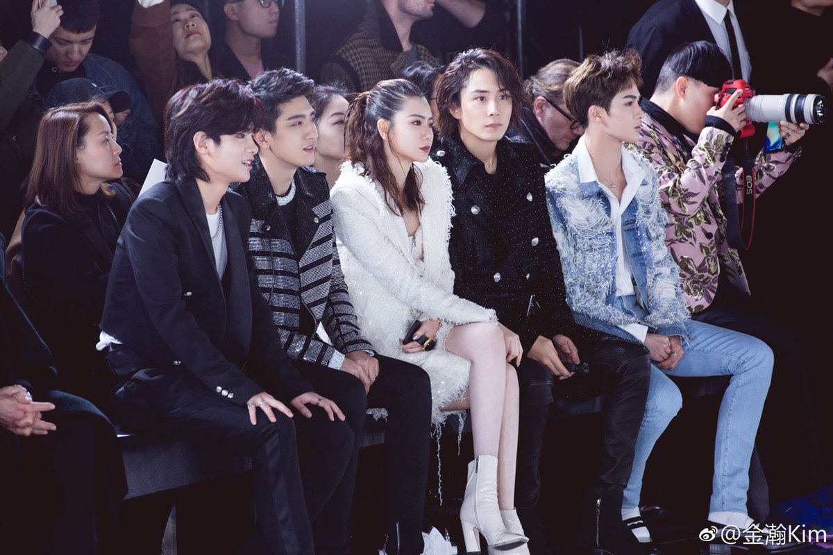 KimJinHan3's tweet photo. #จินฮั่น มาอัพเว่ย:"ขอขอบคุณ @ORousteing Olivier Rousteing (แฟชั่นดีไซเนอร์ #Blamain) มันเป็นการแสดงที่ยอดเยี่ยม.. ผมได้พบเพื่อนเก่า, เพื่อนใหม่ และเป็นทริปท่องเที่ยวปารีสที่น่าจดจำ"
#JinHan weibo update (19.01.19) https://t.co/VdcQpHbyMh