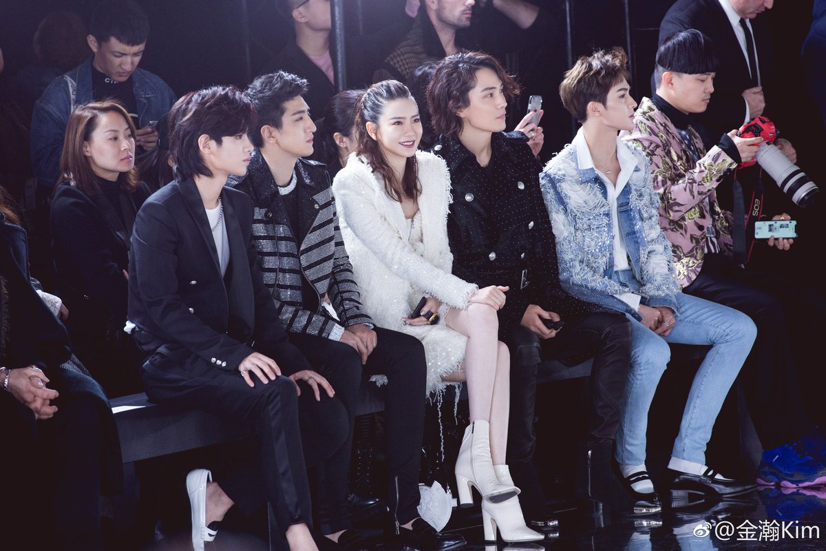 KimJinHan3's tweet photo. #จินฮั่น มาอัพเว่ย:"ขอขอบคุณ @ORousteing Olivier Rousteing (แฟชั่นดีไซเนอร์ #Blamain) มันเป็นการแสดงที่ยอดเยี่ยม.. ผมได้พบเพื่อนเก่า, เพื่อนใหม่ และเป็นทริปท่องเที่ยวปารีสที่น่าจดจำ"
#JinHan weibo update (19.01.19) https://t.co/VdcQpHbyMh
