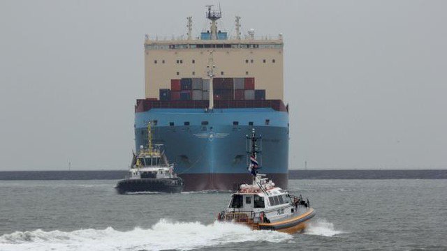 Multraship's tweet photo. MULTRATUG 32 en MULTRATUG 20 assisting the #VUOKSIMAERSK in the Port of Rotterdam last wednesday.
Photocredits: Frederik Riegman.
.
.
.
#portofrotterdam #maerskline #maersk #MULTRATUG20 #MULTRATUG #CRT @pietsperling @novatug https://t.co/mzBqVklsGf