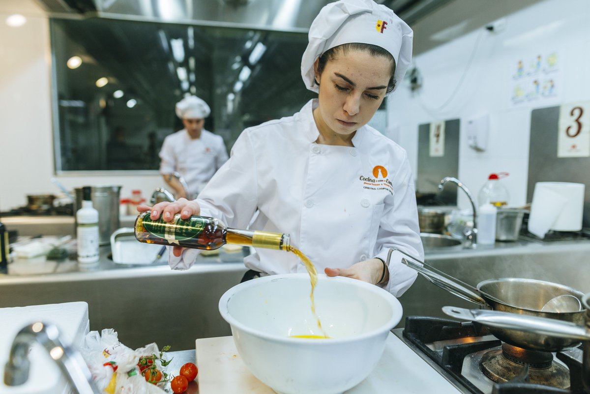 VinosJerez's tweet photo. Este lunes 21 de enero 4 futuras promesas de la cocina se enfrentan para buscar la mejor elaboración con #VinagredeJerez en la III Edición del Concurso #CocinaconEsencia en la Escuela de Hostelería de Jerez https://t.co/kGrSbOtQT2