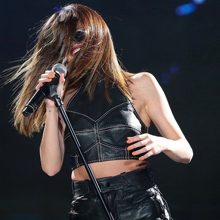 „#FBF The orange mani on @selenagomez that lasted for the whole Asia/Australia leg of the #RevivalTour 🧡” – Tom Bachik, manicurzysta Seleny Gomez na Instagramie.