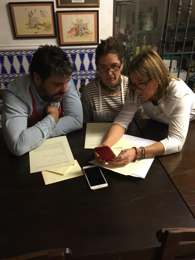 Equipos deliberando. Hoy hay que usar 5 ingredientes: alcachofa, aguacate, langostino, pollo y batata