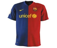 F4UR_'s tweet image. "It's not about the name on the back of the shirt, it's about the badge on the front"

We take a look at the football clubs with the most valued shirts. 

Top 10 most expensive football kits deals in Europe. #kitmanager

THREAD..... ⚽⚽⚽