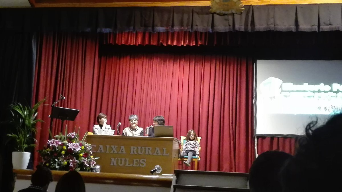 santimoles's tweet photo. CEIP Eleuterio Peréz de La Vall d'uixó presenta el seu projecte "stars" a les III Jornades educatives de Nules #JENules19 #NulesEduca #CsCEFIRE https://t.co/gDTpt8eYQN