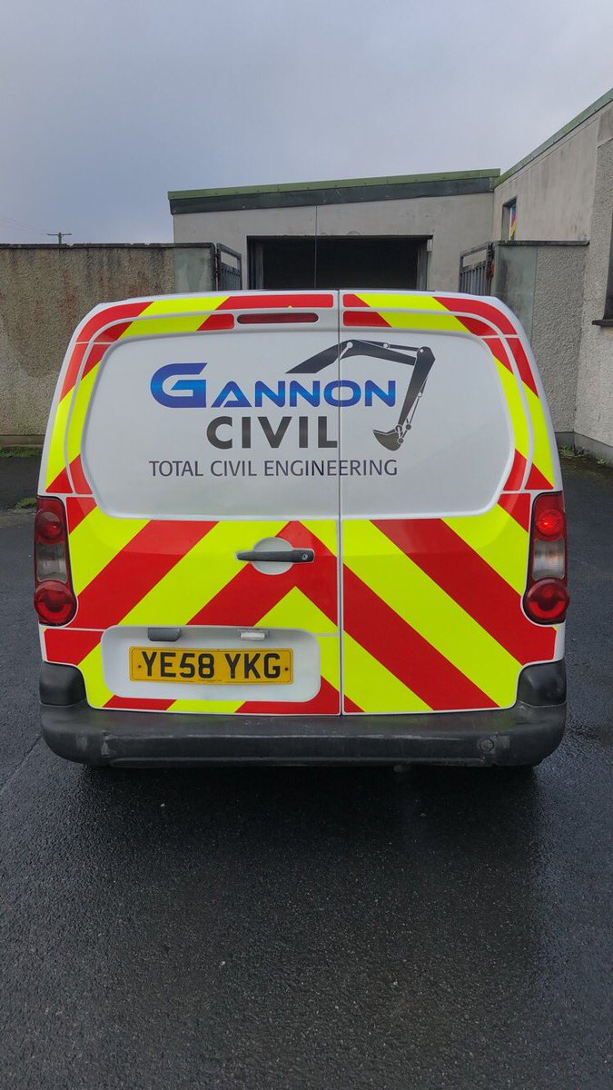 Clodoiri's tweet photo. Signwriting done today for @gannoncivilengineering #chevrons #signage #signwriting #reflectivevinyl https://t.co/GnKNwn7lyJ