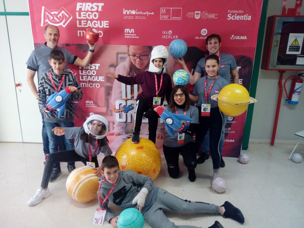 aitor_ibabe's tweet photo. #microfll Buen banco de pruebas para @firstlegoleague Vitoria. Muy bien alumn@s @EGIBIDE @proiek2d Gracias a @Innobasque por invitarnos y a Aurrenak Cooperativa por el patrocinio. @ArrasatekoUdala @esMONDRAGON #fundacionscientia #fagor https://t.co/XMKhHoOQQE