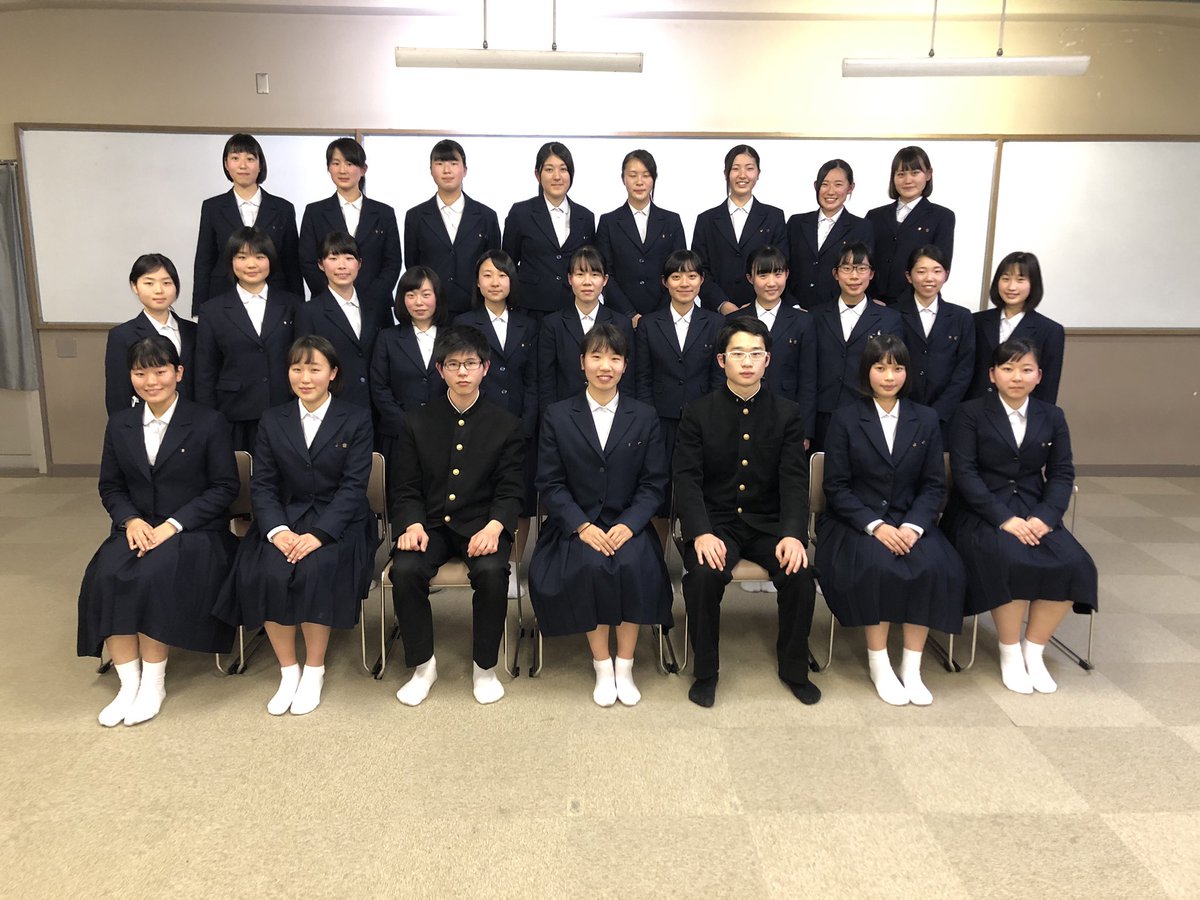 岐阜商業吹奏楽部を引退しました。皆さまの温かい声援もあり今日まで頑張ることができました。吹奏楽部はまだまだ進化し続けます。後輩のみんながもっと凄い世界を目指してくれます。なので今後とも応援を宜しくお願い致します。ありがとうございました。
平成30年度3年生一同