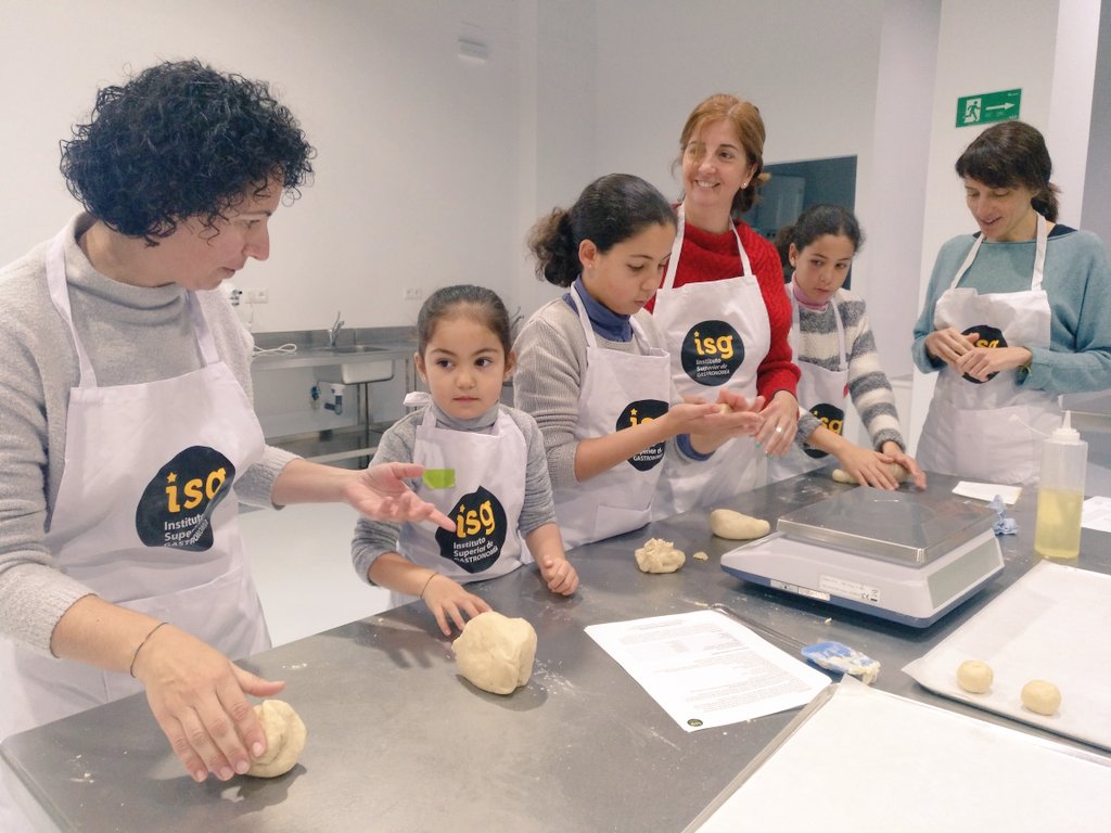 isg_es's tweet photo. 🥐‼️Taller Familiar - Bollería dulce y salada‼️🥨

❓Qué estarán preparando❓

#taller #cursos #tallerfamiliar #bollería #gastronomía #repostería #isg #aqualon https://t.co/beNKs08BJJ