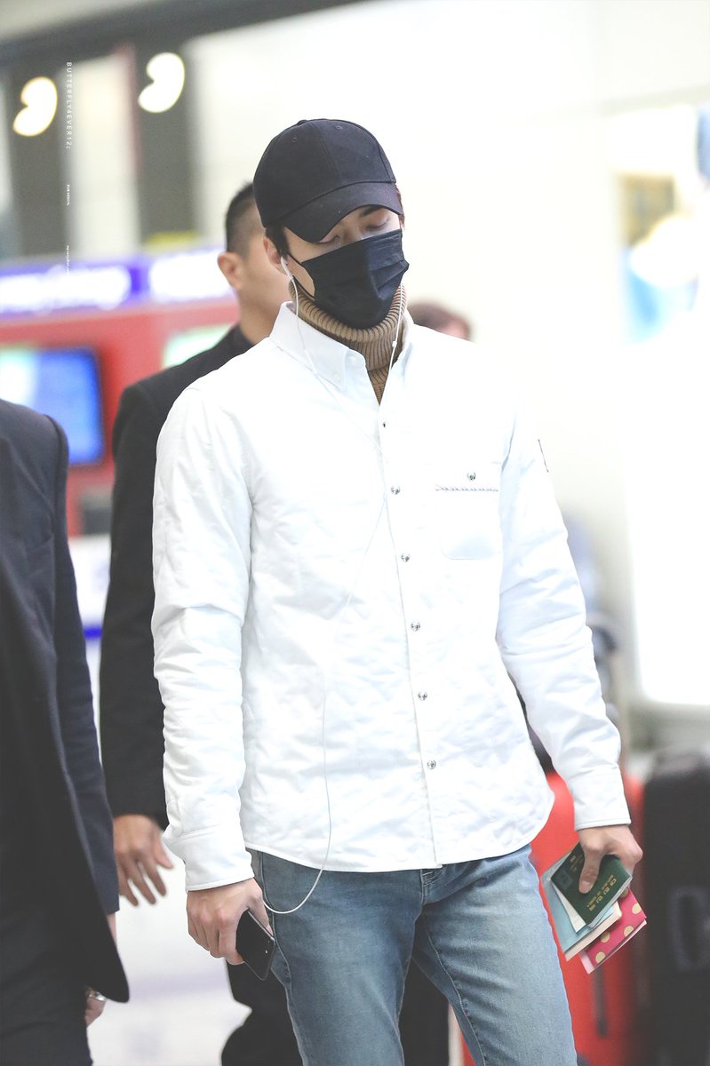 sehunpicture's tweet photo. sehun's airport fashion pt.70 ✈️💗 https://t.co/eJMesoiMUf