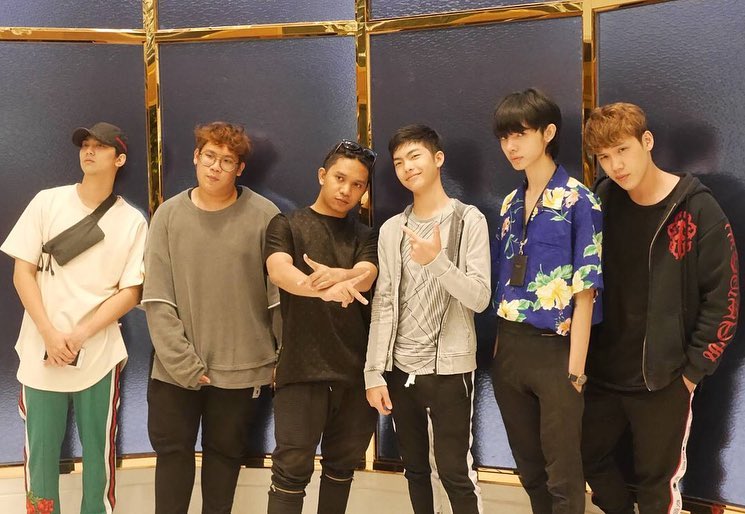micmacfanclub's tweet photo. 2หนุ่ม #twin_micmac กับเหล่าโปรดิวเซอร์ คิดถึงบรรยากาศเหล่านี้กันไหม? มีข่าวดีเร็วๆนี้แน่นอน 
#อดใจรอกันอีดนิดนะจ๊ะ
#roadtoidolseason1 #R2ID #roadtoidol #ogmeentertainment

IG : roadtoidol
https://t.co/Ji0K5FRW9H https://t.co/XcK4vK8jCl