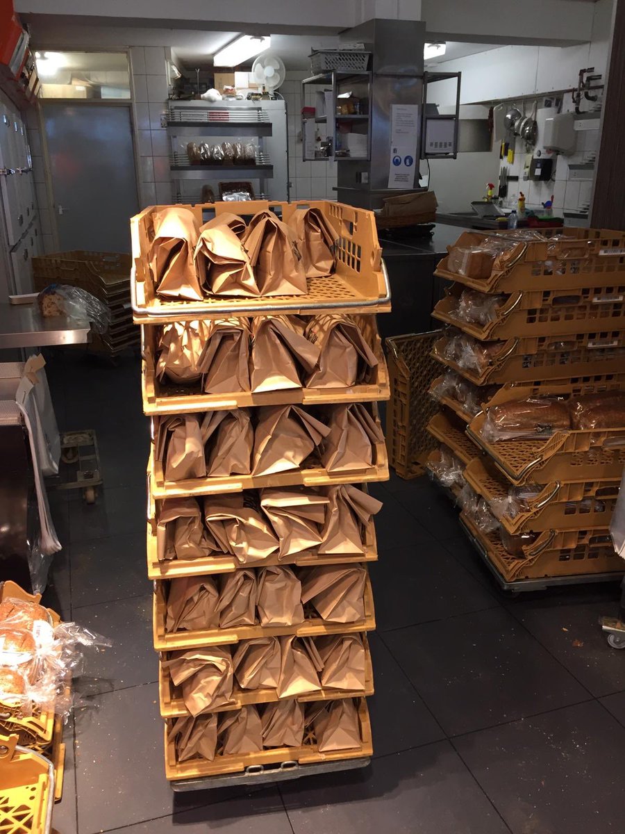 Ook dit hoort bij de voorbereidingen! De broodjes voor de #crew worden verzorgd door Bakkerij Beukeveld ✅ Wil je meer zien van de voorbereidingen? Volg ons dan ook via instagram stories 📸 instagram.com/degroene4mijl/