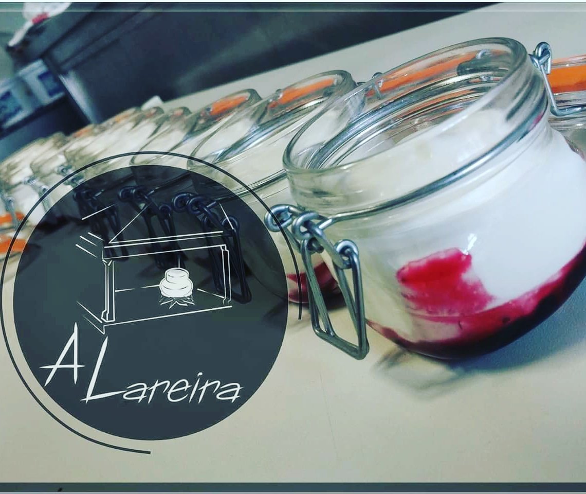 ALareiraABrasa's tweet photo. E para endulzar o #finde pásate e desfruta da nosa #carta.
Semifrío de iogur grego con froitos da fraga.
Endulzando a vida @twitmeal
#dessert #postre #postreando #doces #dulce #sweet
***
#felizsábado #reunión #xuntanzas #meeting
#tasteandenjoy #foodlovers #Galicia #foodgallery https://t.co/ZAC6Kh28Qn