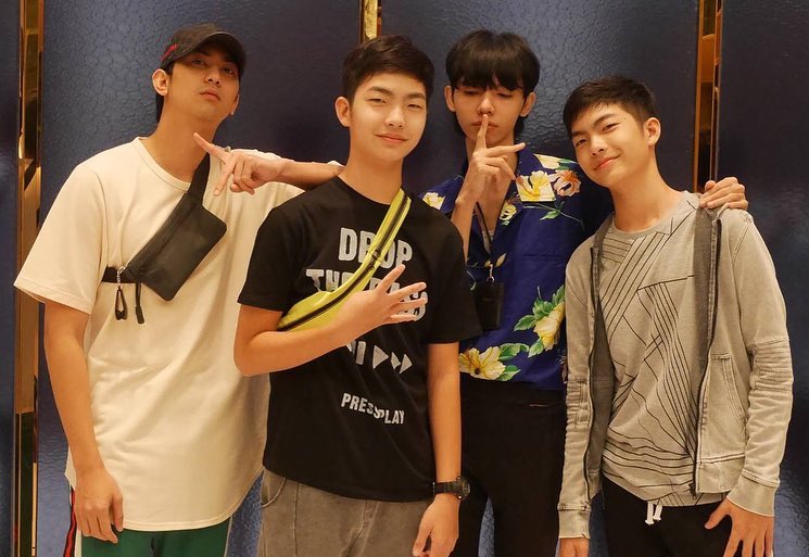 kangsomfanclub's tweet photo. IG #roadtoidol 2หนุ่ม @micsethanun @mac_supanut กับเหล่าโปรดิวเซอร์ คิดถึงบรรยากาศเหล่านี้กันไหม? มีข่าวดีเร็วๆนี้แน่นอน .
ขอบคุณรูปสวยๆจาก @twin_micmac 
#อดใจรอกันอีดนิดนะจ๊ะ
#roadtoidolseason1 #R2ID #roadtoidol #ogmeentertainment >> https://t.co/4azyzglo42

#แกงส้ม
#KANGSOMKS https://t.co/9JnF9DUqY5