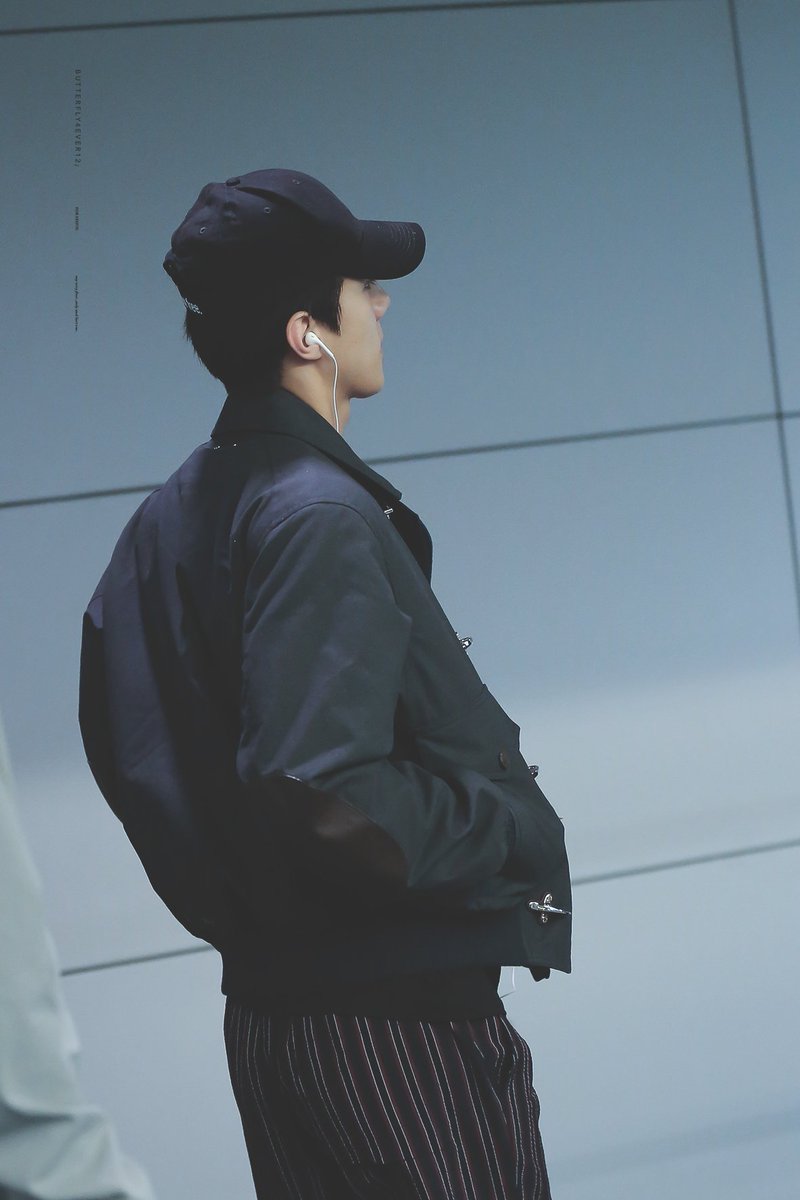sehunpicture's tweet photo. sehun's airport fashion pt.71 ✈️💗 https://t.co/BIFWQZIg4j