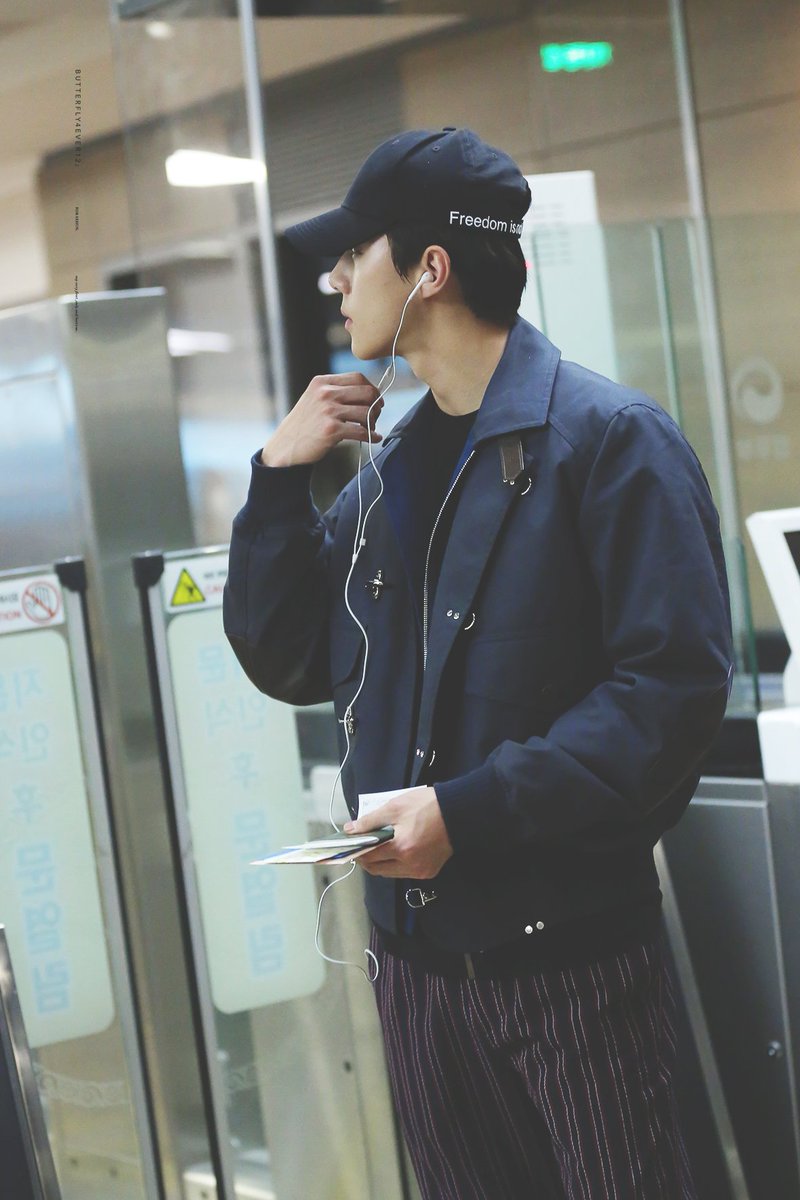 sehunpicture's tweet photo. sehun's airport fashion pt.71 ✈️💗 https://t.co/BIFWQZIg4j