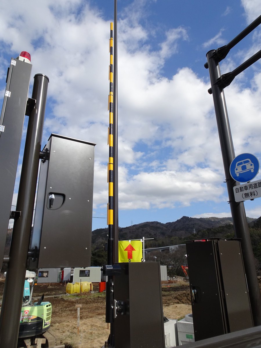 いわたび 天城北道路ウォーキング 月ケ瀬ic ここから自動車専用道路 路面には大きく 伊豆縦貫道 と標示されていました Led表示板 スピーカー付き回転灯 交通遮断機などの通行止時の設備が整っています ブリンカーライトが点いていたのは嬉しい