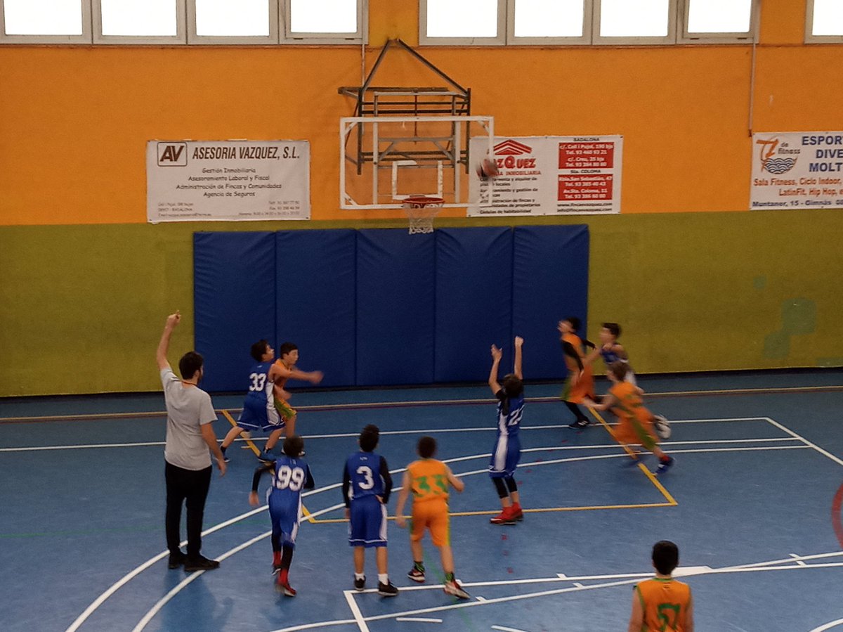 XaviValverdeLH's tweet photo. Seguim sumant, prioritzant una bona defensa, molt treball i millorant l'atac estàtic en un camp incòmode i petit. Gran feina i bona complicitat!! #PMM1 ⛹️🏀 https://t.co/yVuBF728KC