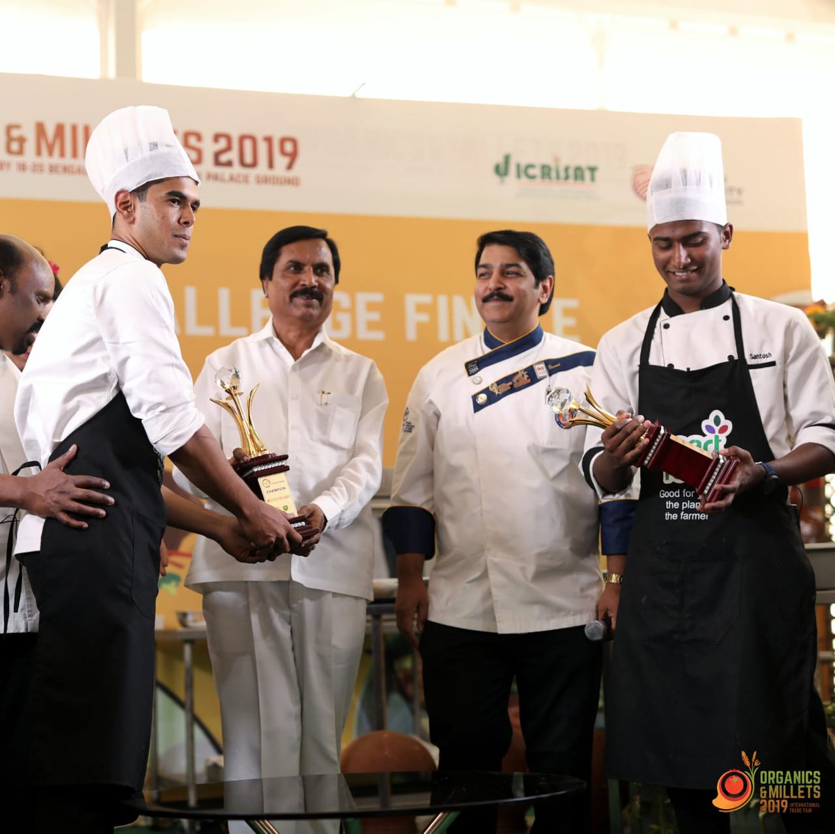 OrganicsMillets's tweet photo. Bringing millets back in style. Hon’ble Minister for Agriculture, GoK, Shri @NHSgauribidanur presents Santosh Prasad & Anirudh Kulkarni the award for taking the crown as the winners of the Smart Food Culinary Challenge. #NextGenSmartFood https://t.co/H4BUDwBKuV