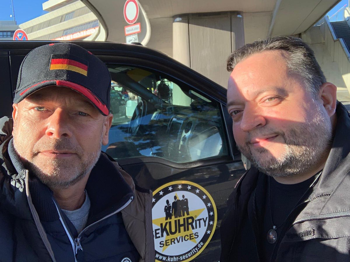 Ich hatte die Ehre mit Kampfsportlegende und Security-Profi Michael "Mike" Kuhr in Berlin unterwegs zu sein. Klasse Typ, hat richtig Laune gemacht. 
#michaelkuhr #kickboxweltmeister #security #wingtsun #ewto