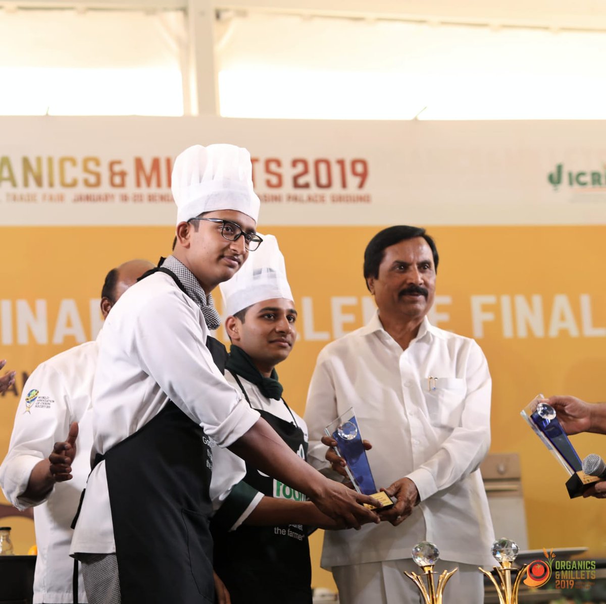 OrganicsMillets's tweet photo. Hon’ble Minister for Agriculture, GoK, Shri @NHSgauribidanur presenting the award for the Smart Food Culinary Challenge to the runners up after a day of innovative, experimental cooking with millets. #NextGenSmartFood https://t.co/naisNR3jYy