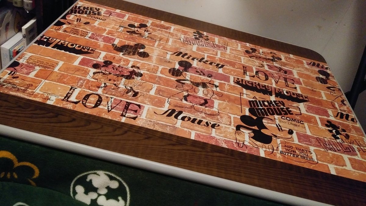 佐藤 綾奈 セリアで ミッキー柄のリメイクシート購入 コタツの天板に貼ってみました コタツにレンガ柄ってどないやねん だったので 周りはキャンドゥのインテリアシートの木彫ダークブラウンを使って馴染ませた T Co Eapu4pjurp Twitter