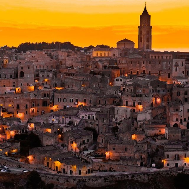 Corriere's tweet photo. Conosciuta in tutto il mondo come la Città dei Sassi o Città Sotterranea: con i suoi ottomila anni di storia Matera è uno degli insediamenti urbani ancora abitati più antichi al mondo. Da sabato 19 gennaio è Capitale Europea della cultura 2019, fino al p… https://t.co/jWjhTdTnbN https://t.co/ffd8XhUvoU