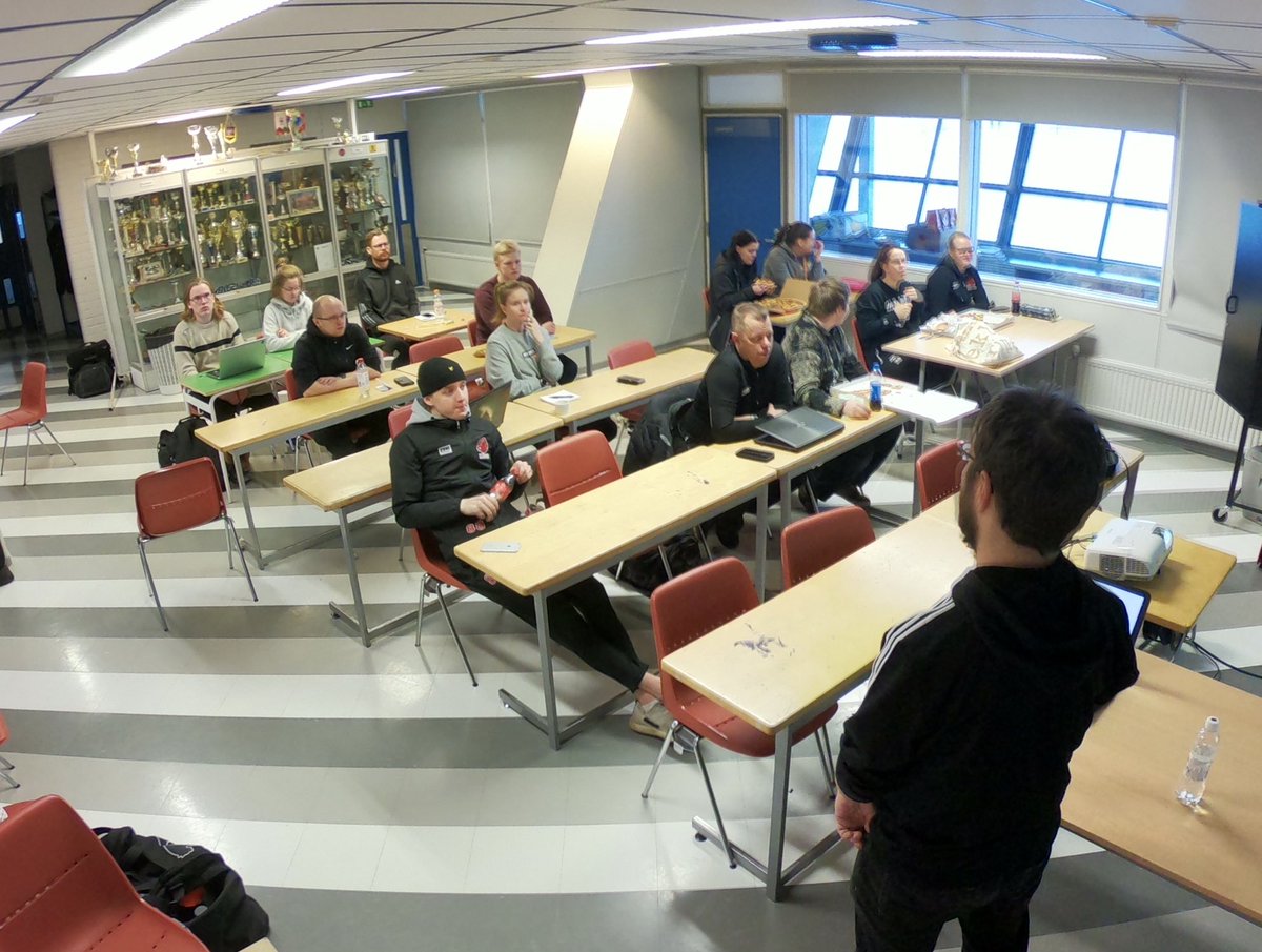 kessetry's tweet photo. Erotuomarin peruskurssi käynnissä Vaajakoskella #salibandy #erotuomari #peruskurssi #ssbl https://t.co/wMBSqiuVaC