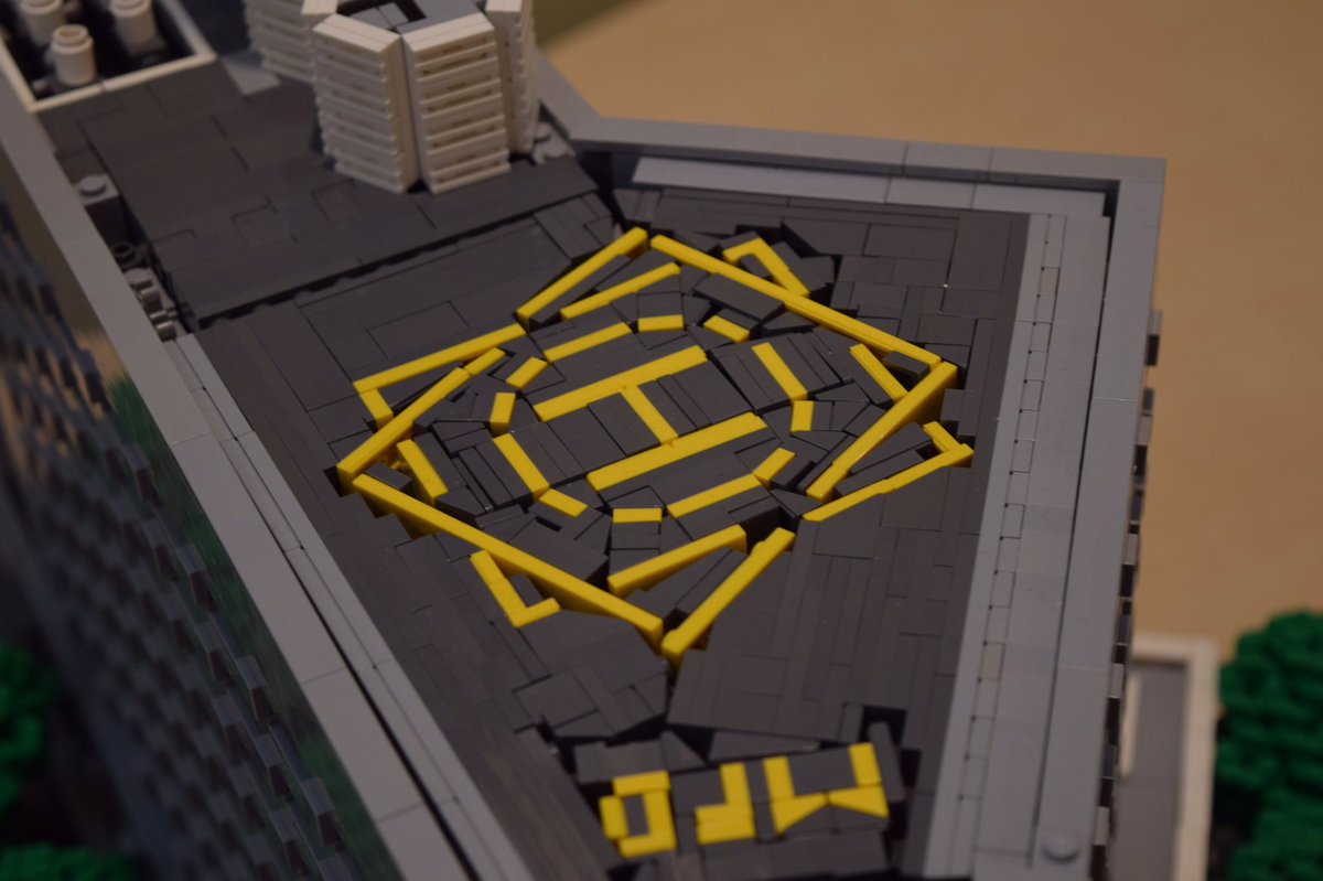 警視庁本部庁舎(2017) 模型的なカッコよさを追求した作品。 現地に赴き