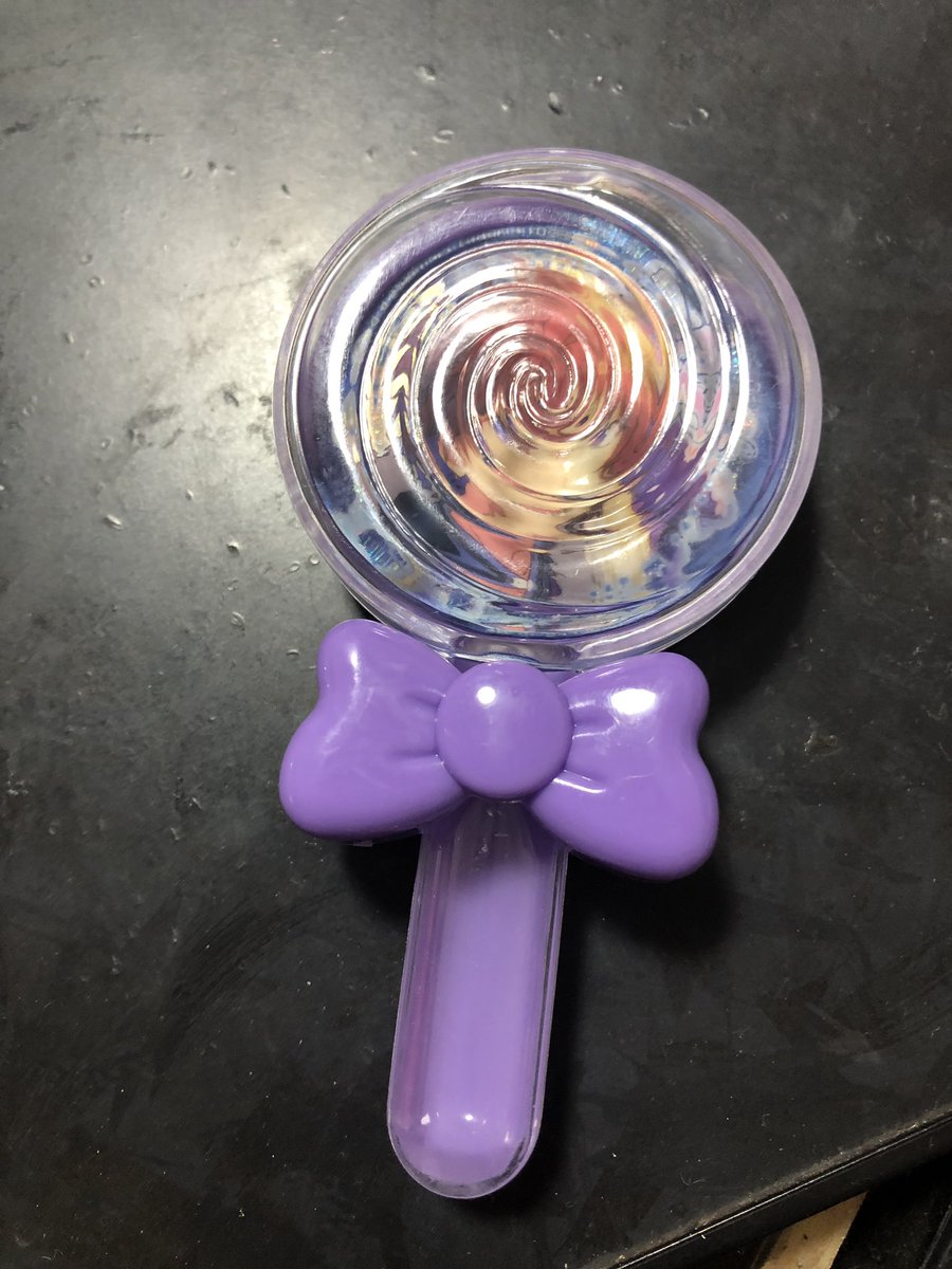 美日月 Booth通販始めました Sur Twitter セリアに売ってるコスメケースの種類がペロペロキャンディしか無かったけど可愛かったので買ったんですけど入れた瞬間推しの顔がぐるぐるの渦に呑み込まれるのでやめた方がいいです あの時の私は何故気づかなかったのだろうか