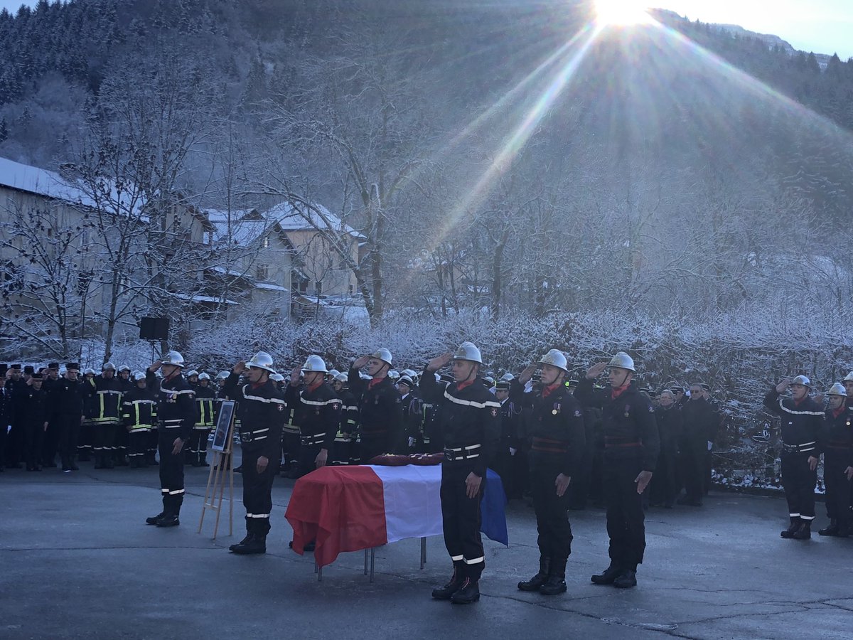 #Hommage l Cérémonie d’hommage républicain au Sergent Simon Cartannaz à Entremont le vieux, présidée par Louis Laugier préfet de la #Savoie. Samedi 12 janvier à Paris, le Sergent Simon Cartannaz a donné sa vie pour sauver celle des autres. #Respect de toute la nation