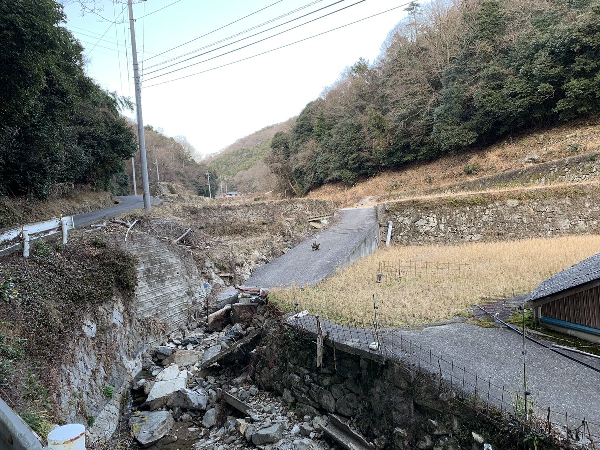 柴 犬 テ ツ 竹原の朝日山に行く道中 道路が陥没していたり土砂崩れの跡が生々しく残っていました 自然の力は恐ろしいことを改めて思い知らされました 車で行かれる皆さまお気をつけて通行してください 続けて写真載せませす たまゆら 朝日山 聖地 柴 犬 テ ツ 竹原の朝日山に行く道中 道路が陥没していたり土砂崩れの跡が生々しく残っていました 自然の力は恐ろしいことを改めて思い知らされました 車で行かれる皆さまお気をつけて通行してください 続けて写真載せませす たまゆら 朝日山 聖地
