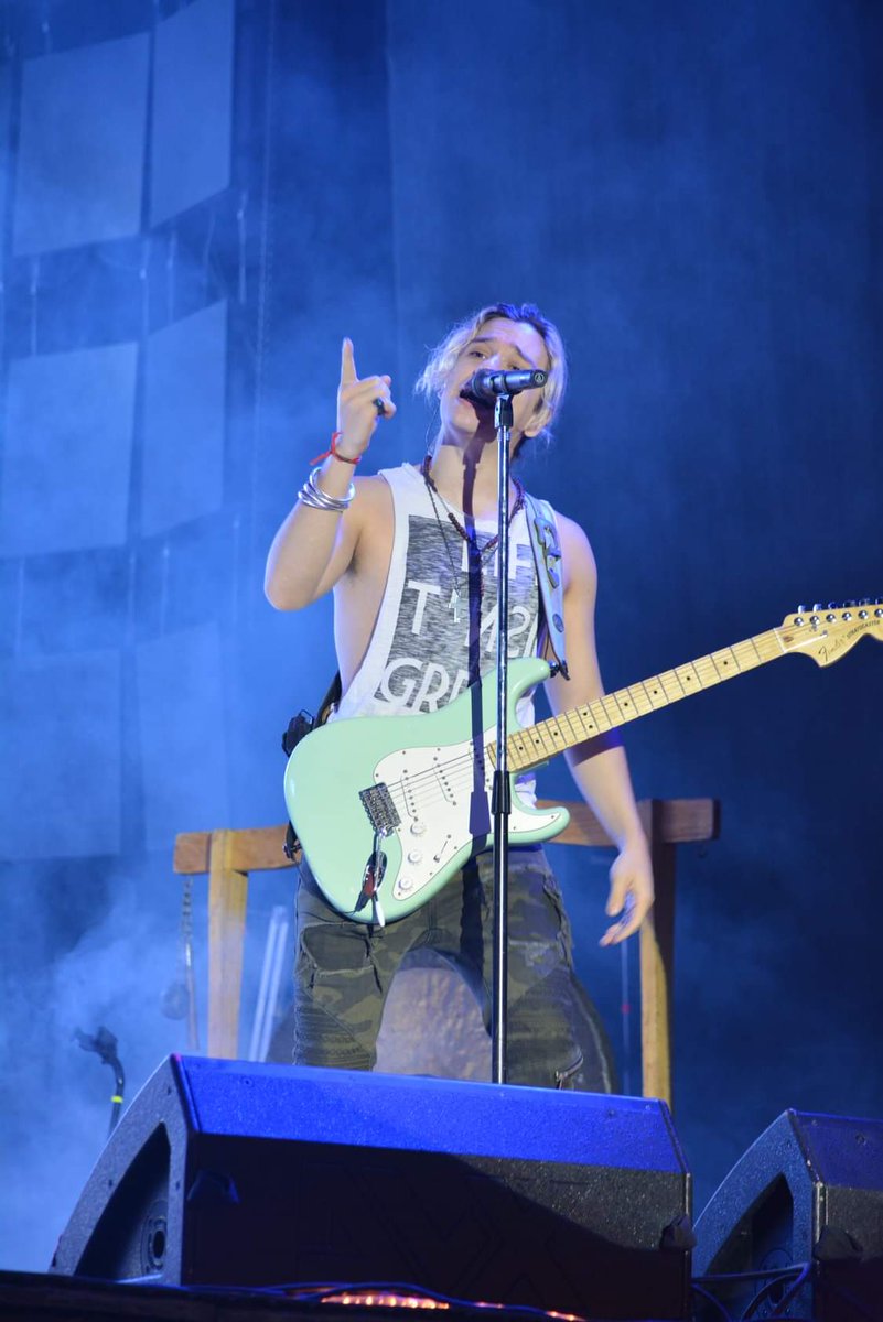 fiestadelapera's tweet photo. 🎸 Tremendo show de Airbag anoche, para cerrar el primer día de la Fiesta Nacional de la Pera. #Pera2019🍐 https://t.co/bIbclaFOyV