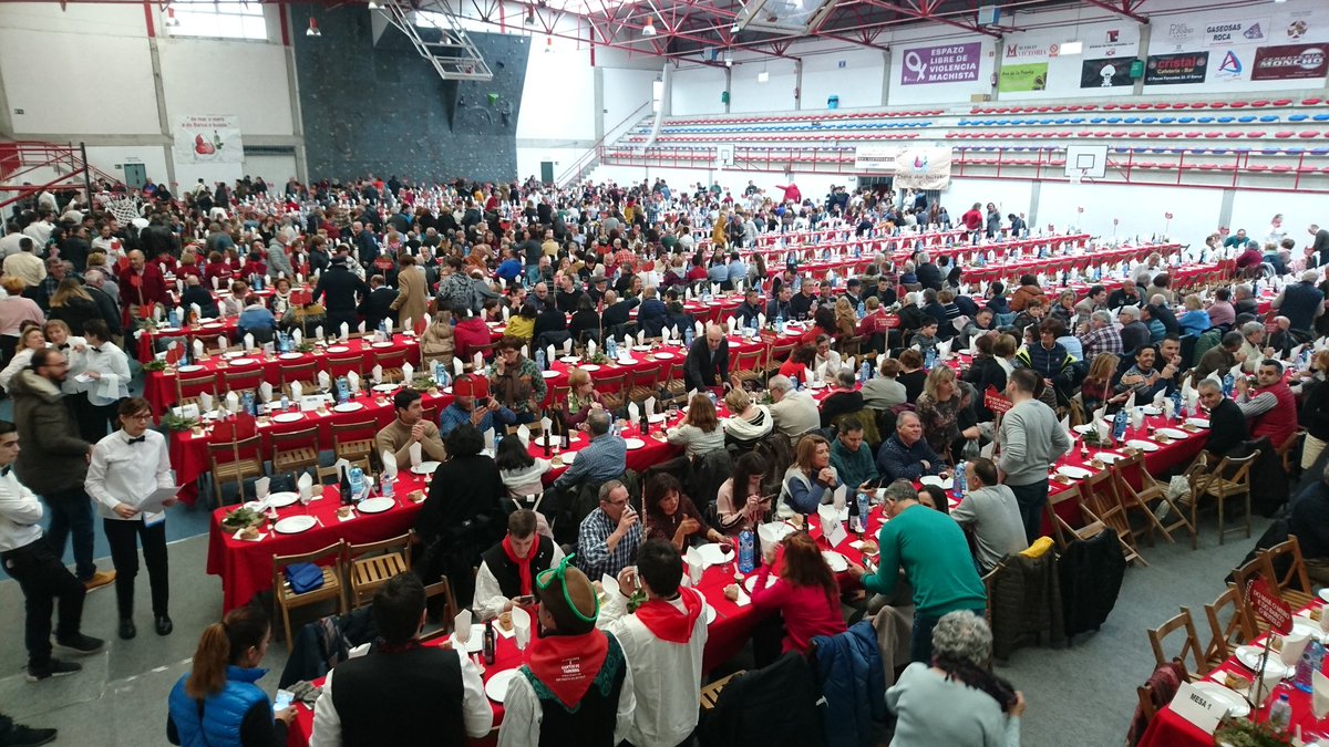 festadobotelo's tweet image. A #botelomania da #festadobotelo19 preparandose para degustalo na comida oficial. @RobertoVilarTV,  @ConcellodoBarco