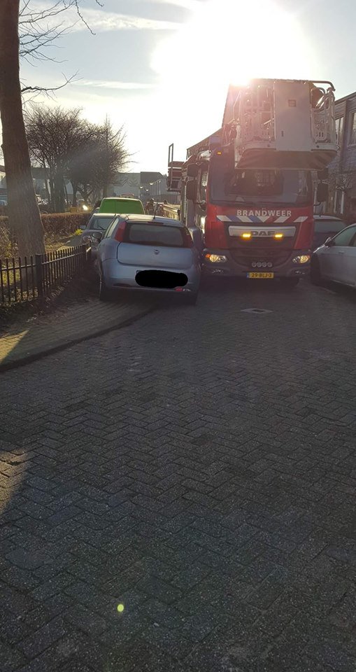 “Als elke seconde telt...” Een boete geven, wegslepen of in de spoedrit bewust schade maken zijn zeker opties. Maar misschien is het zinvoller om gewoon ergens anders te parkeren, in plaats van je eigen gemak voorop te stellen. Dit parkeergedrag komen we dagelijks tegen.