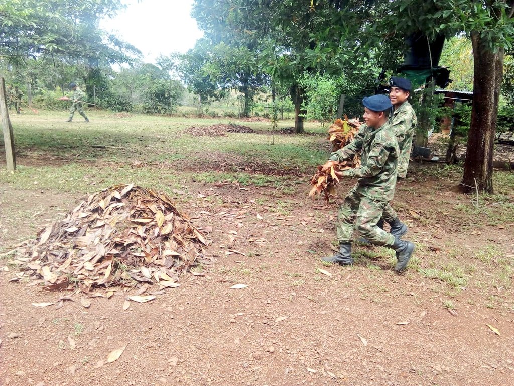 Ejercito_Div4's tweet photo. #SoldadosHorus del #Batallón20Serviez de la #SéptimaBrigada, apoyan a la comunidad de Guacamayas en Mapiripán, #Meta, en el mantenimiento de su escuela, contribuyendo en el mejoramiento de espacios locativos que generen bienestar en la población.
#HorusEsProgreso. https://t.co/4lUctGf9eW