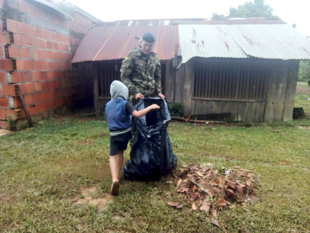 Ejercito_Div4's tweet photo. #SoldadosHorus del #Batallón20Serviez de la #SéptimaBrigada, apoyan a la comunidad de Guacamayas en Mapiripán, #Meta, en el mantenimiento de su escuela, contribuyendo en el mejoramiento de espacios locativos que generen bienestar en la población.
#HorusEsProgreso. https://t.co/4lUctGf9eW