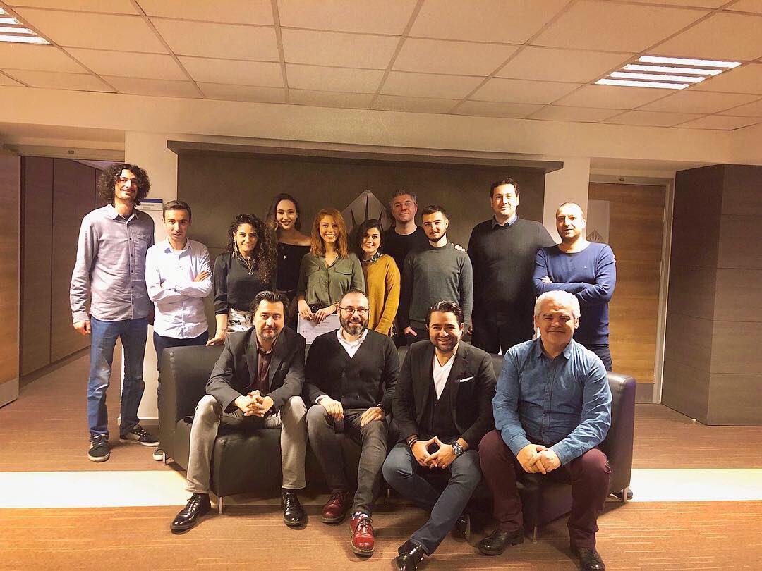 YapimAkademisi's tweet photo. İkincisini tamamladığımız Yapımcılık Akademisi, Dorukhan Acar, Erkan Büker, Ferhat Aslan, Mehmet Çam, Şafak Şahin ve Barış Zavaroğlu’ndan oluşan saygıdeğer jüri karşısında mezunlarını verdi.
@InsigniaYapim @bau_iletisim https://t.co/d8Z4Sgll0R