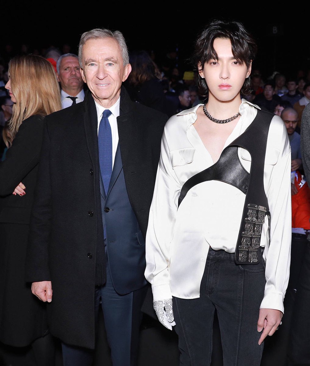 The CEO of LVMH group, Bernard Arnault (left) also take photo with the LV’s global ambassador Kris Wu.Have no idea what is LVMH group?It’s the parent company of Louis Vuitton, Bvlgari, Fendi, Christian Dior, Givenchy, Loewe, Marc Jacobs, Kenzo, Sephora, etc etc