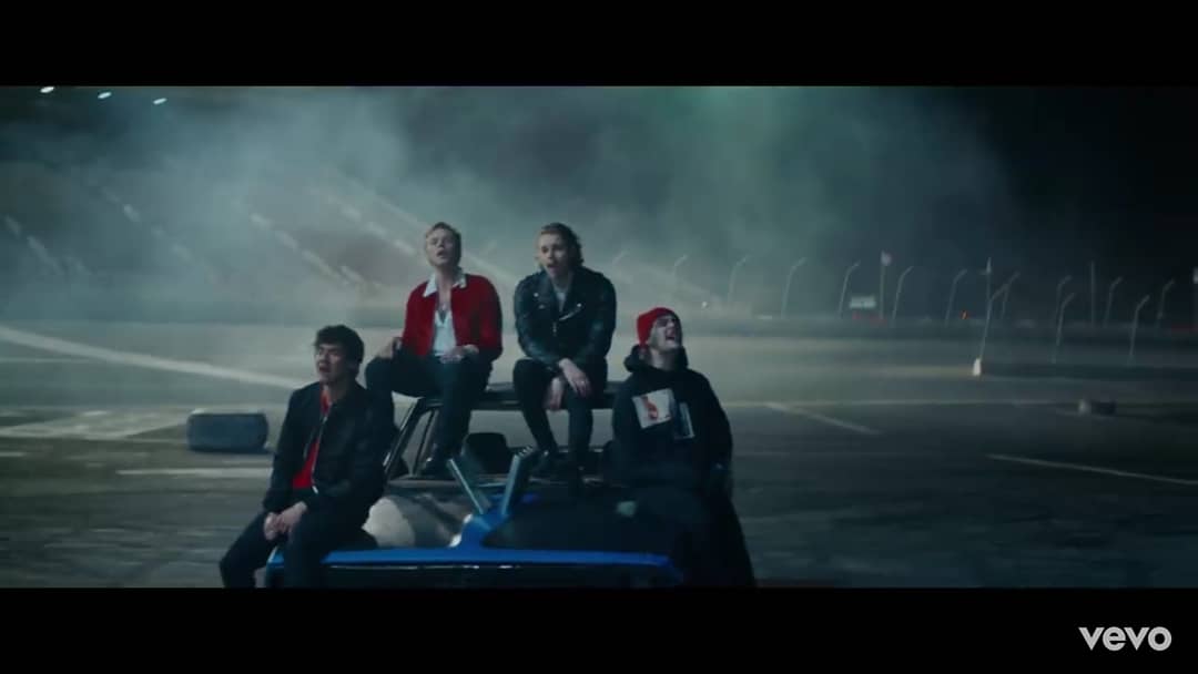 fiveteam5sos's tweet photo. Esse clipe de Lie To Me está incrível, mais uma vez os meninos nos impressionando com uma mensagem tão forte, o que vocês acharam? ❤ 
#LieToMeMusicVideo https://t.co/IPydHIoo6J