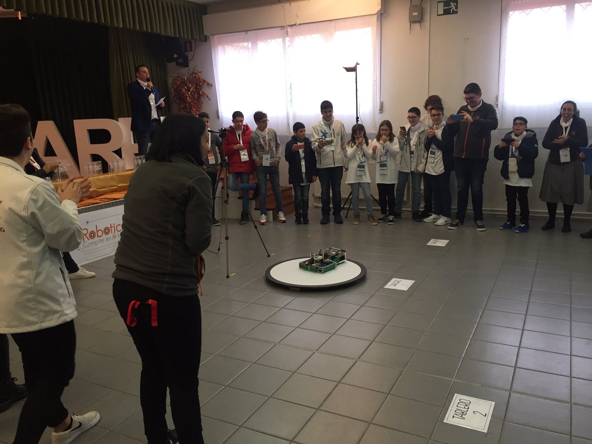 Nazaret_Robotic's tweet photo. Desempate de #Sumo en #NRoboticsE ¡Quién vencerá??!!?? https://t.co/Hi6UN4u3gT
