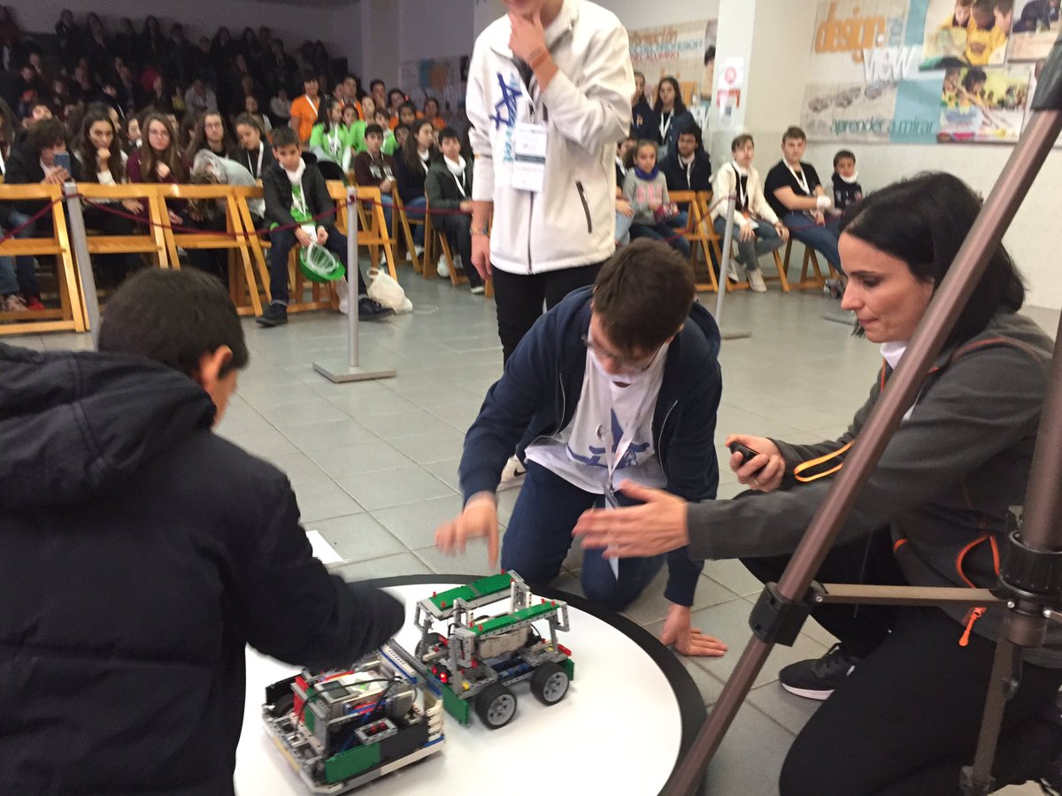 Nazaret_Robotic's tweet photo. Desempate de #Sumo en #NRoboticsE ¡Quién vencerá??!!?? https://t.co/Hi6UN4u3gT