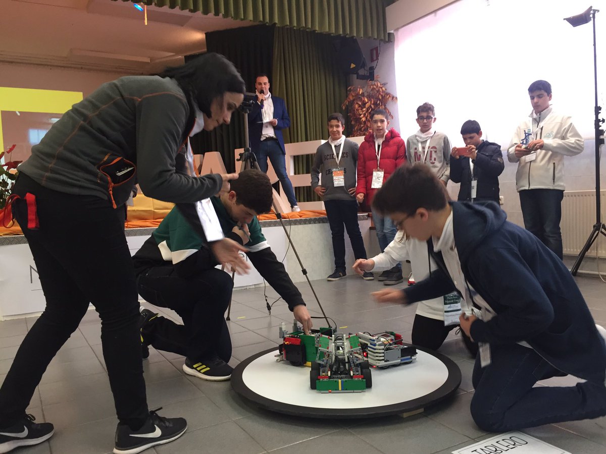 Nazaret_Robotic's tweet photo. Desempate de #Sumo en #NRoboticsE ¡Quién vencerá??!!?? https://t.co/Hi6UN4u3gT