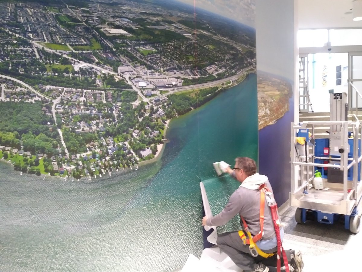 BarrieFarmersM's tweet photo. Lucky us! We get to see the new aerial photograph of the @cityofbarrie going in upstairs at city hall.

Photographer Herman Koeslag says it took 85 images in all to make it and it's 10 times clearer than the previous mural. #beautifulbarrie https://t.co/m67m37X6yz