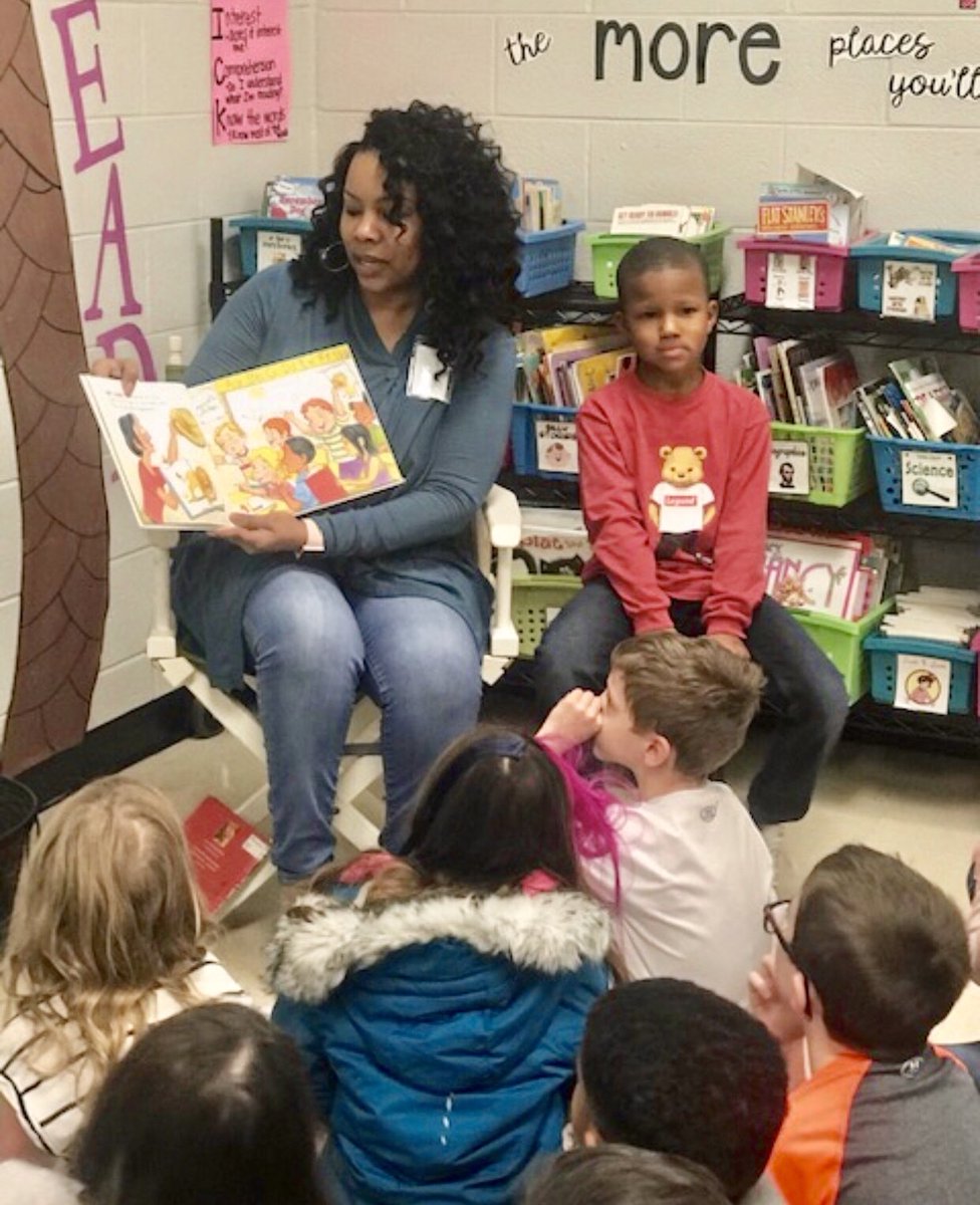 SharondaRose_'s tweet photo. I love getting into the classrooms to read to students, but yesterday I had the opportunity to read WITH my son to his class. Us reading together was definitely a high moment for me! #proudmom #mademyday #hisdaytoo #1stgraderocks #mysteryreader📚 #adminmom https://t.co/4XxvIEIbVD