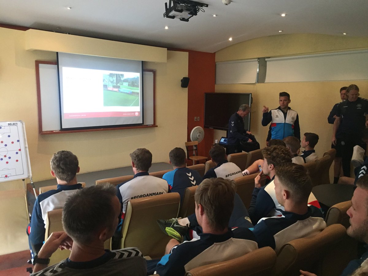 Klar til kort taktikmøde inden kick off mod Mexico om 90 min. Alle mand klar - alle kommer i kamp.