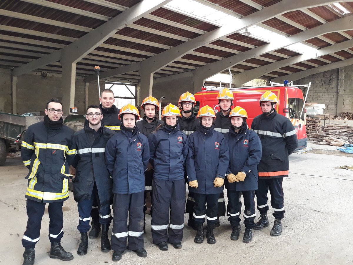 LudovicPapegay's tweet photo. 🚒Visite de la commission #JSP 👩‍🚒👨‍🚒de @Udsp62  dans les sections de @BoulognesurMer1 et de Marquise 👏 à nos animateurs #SPP #SPV pour votre investissement @ActuSDIS62 @PompiersFR @RIGAUDphil @AllioneFNSPF @JSPOfficiel https://t.co/UDXOG0H1rz