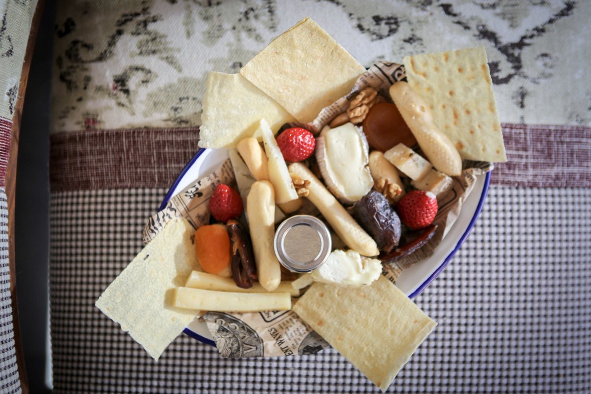 calobrer's tweet image. Us apassionen els formatges? 🧀 Veniu a #lalzina a tastar alguns dels millors formatges del territori!

Formatge Castellot i Ermassenda de @Masderoles, el Kuadrat de #trosdesort, el marí de Mas Marcè @lactics_peralad i el Blau del nét de @formatgescamps. Gaudireu de valent!