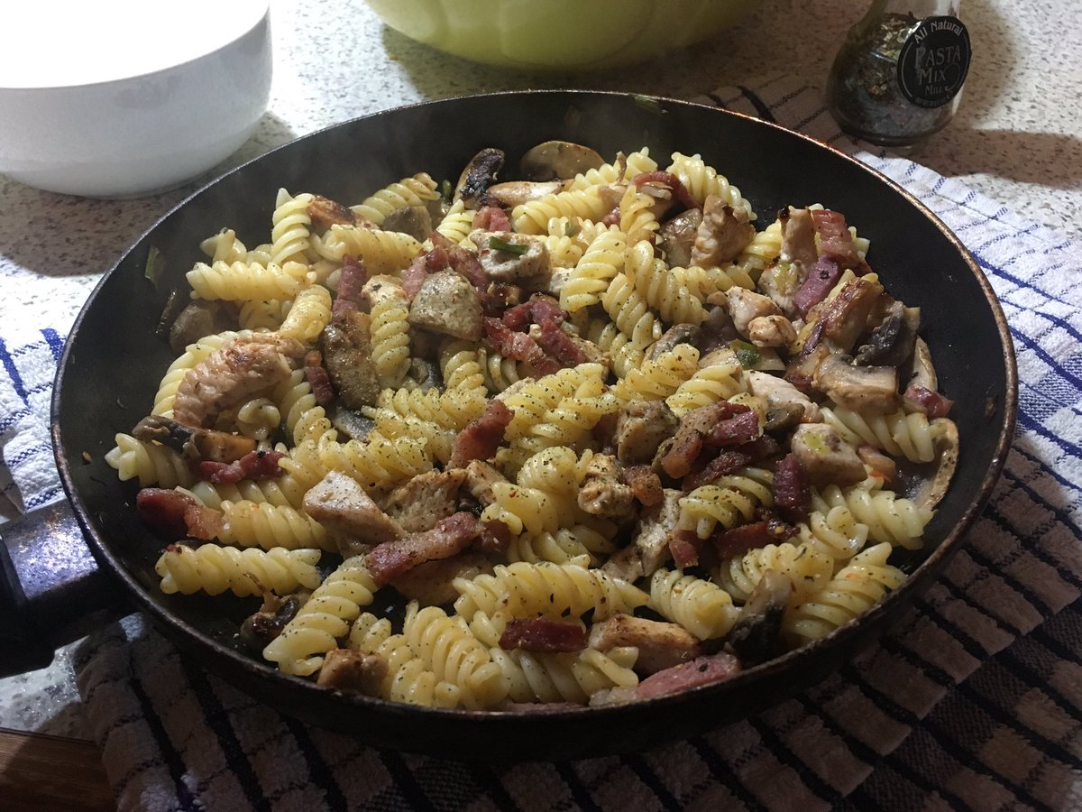 DebbBallantyne's tweet photo. The biggest challenge of being single is learning to cook for one ... 🤷‍♀️🙈😂#tomuchpasta #isthereasinglegirlcookbookyet #whereisbeyoncewhenyouneedher https://t.co/6nqwTwBBux